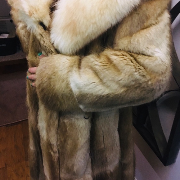 FULL LENGTH MUSCRAT WITH FOX COLLER FUR COAT! 🧥 - Picture 6 of 6
